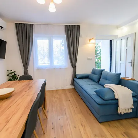 アパート Miranda With Terrace And Bbq By The Sea スラティネ