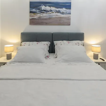 Miranda With Terrace And Bbq By The Sea *