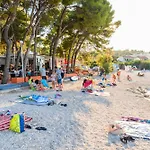 Miranda With Terrace And Bbq By The Sea Appartamento Slatine