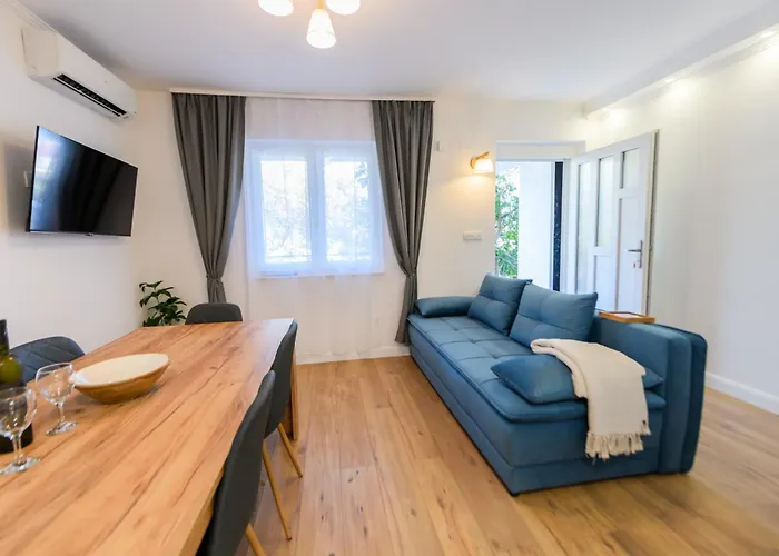 Apartment Miranda With Terrace And Bbq By The Sea Slatine